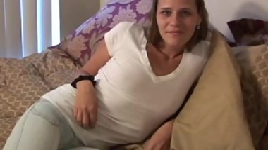 Amateur retro babe cockriding before cumshot