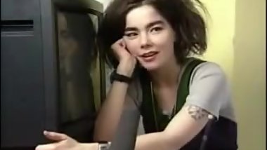 Amazing icelandic teen talking about her TV.