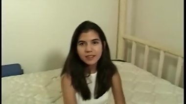 Hermosa y joven asiática follada por un hombre mayor.
