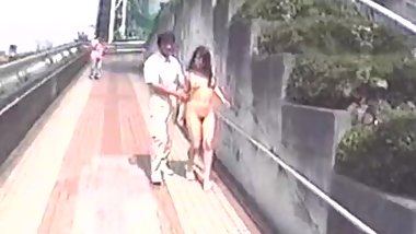 高速道路ＳＡで全裸　階段の上から放尿