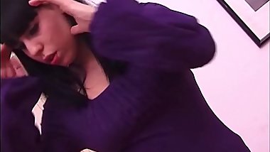 Giovane moglie italiana chiama uno stallone per farsi chiavare