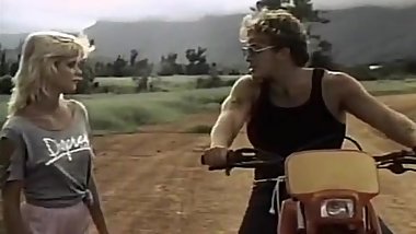 Ginger Lynn Allen, Lois Ayres, Bunny Bleu in vintage xxx clip