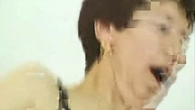 Deutsche Oma reitet und lacht geil