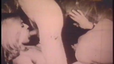 Vintage: 60s threesome on the sofa