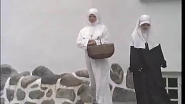 was nonnen machen in die zonne