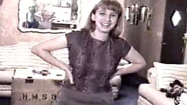 Vintage Amateur Wife Rubs One Out !