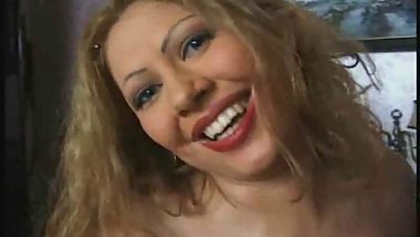 Italian MILF in hot action !