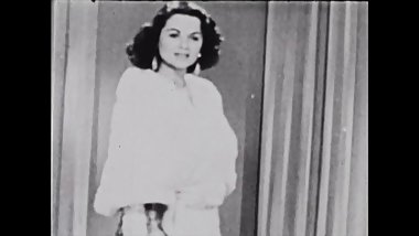 HOURGLASS TEASE - vintage curvy burlesque nylons