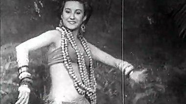 Exotic Babe Dances and Smiles (1940s Vintage)