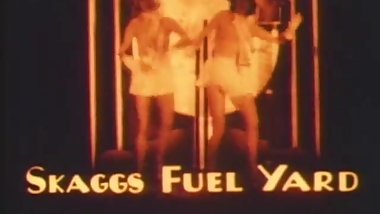 Awesome Ad with Playful Chick (1930s Vintage)