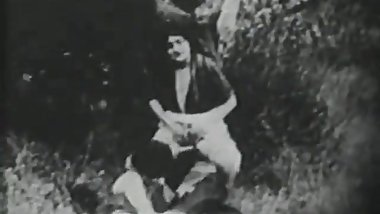 Girls Try to Outfuck Each other on Cock Outsides (Vintage)