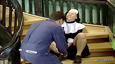 Notgeile Nonne wird vom Handwerker heimlich entjungfert