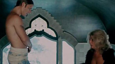 Joe Dallesandro husltes himself in Heat (1972)