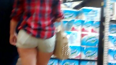 Candid blonde pawg in shorts.