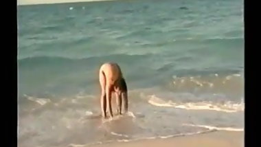 MILF tettona naturale in spiaggia